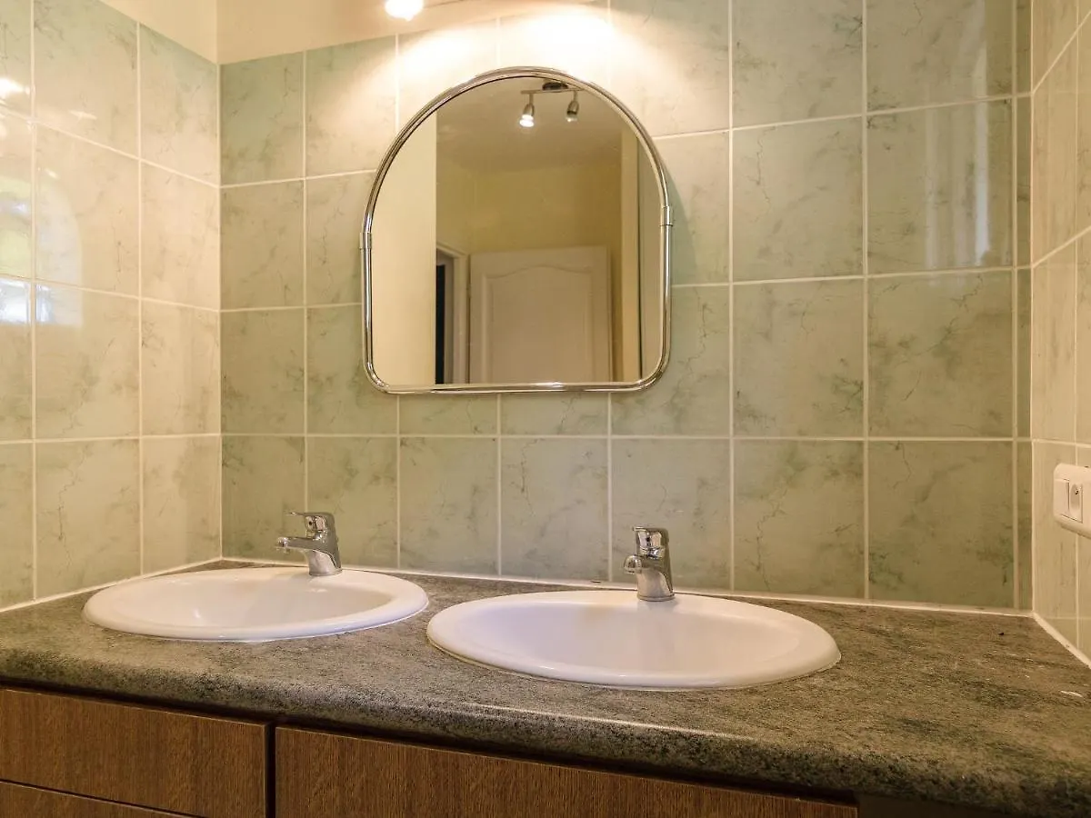 Superb Holiday Home With Pool Cressensac-Sarrazac